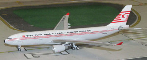 THY_turk-hava-yollari_turkish-airlines-airbus-a330-203-tc-jnc-retro-model_kushimoto-317-28-B