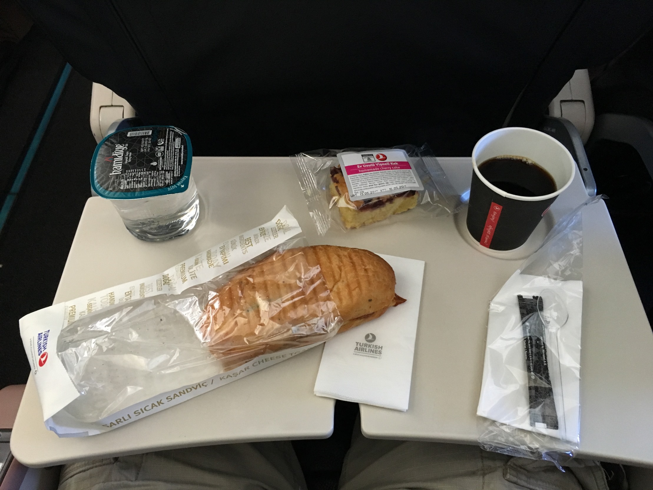 Kısa Menzilli Uçuşlarda İkram Nasıl Olmalı? Ücretli mi, Ücretsiz mi