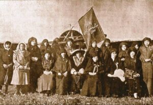 Belkıs Şevket Hanım ve Kadın Haklarını Koruma Cemiyeti üyeleri (1 Aralık 1913)