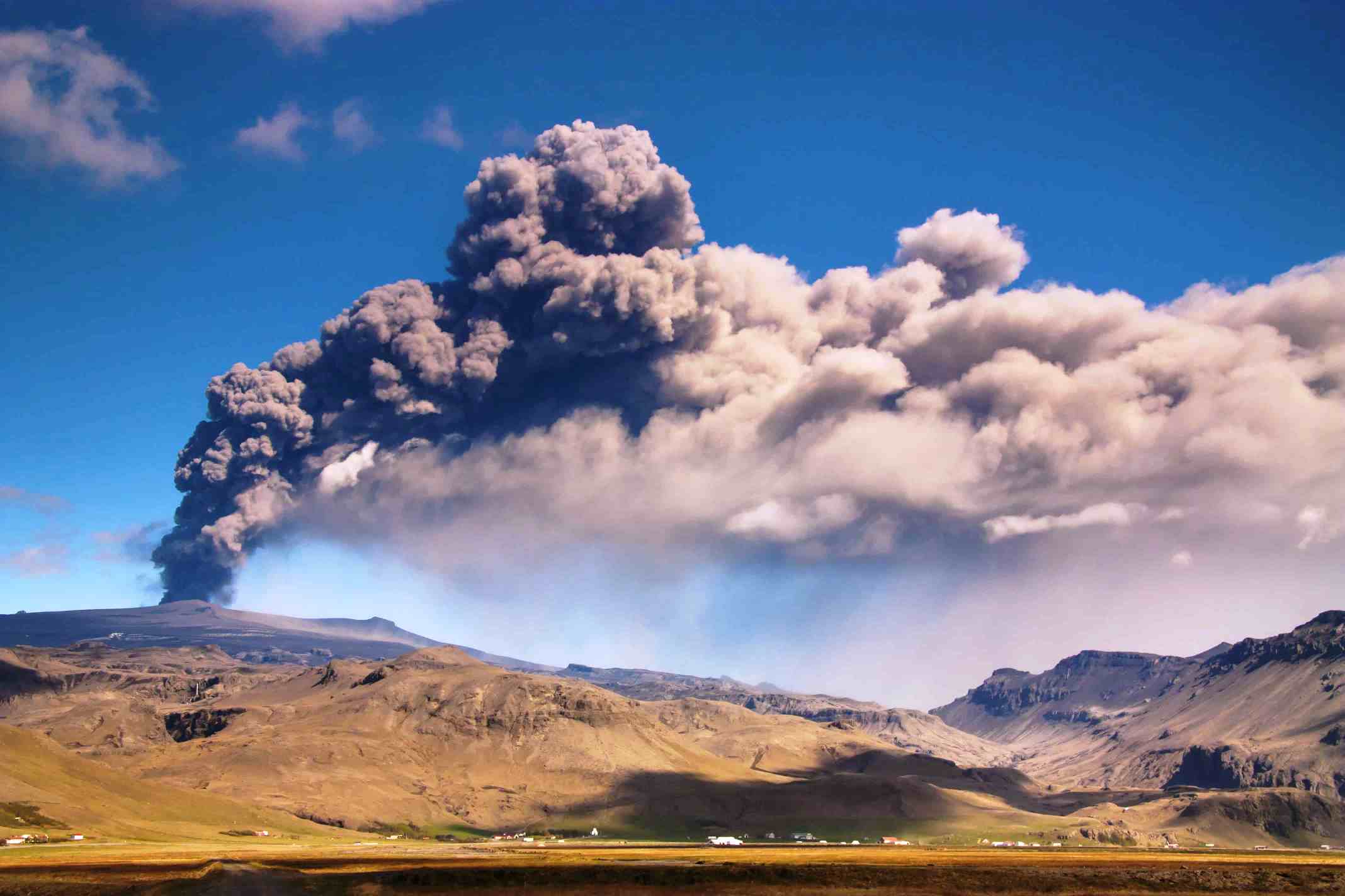 İzlanda’daki Yanardağ Hava Ulaşımını Felç Etti
