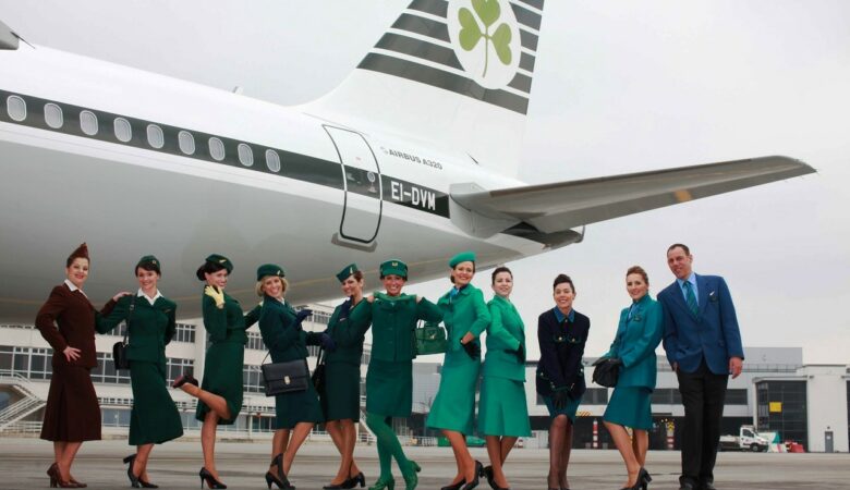 Aer Lingus hostesleri, eski yılların üniformalarıyla. (2011)