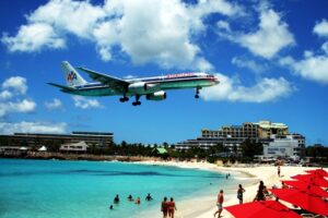 St. Maarten adasına inen bir uçak.
