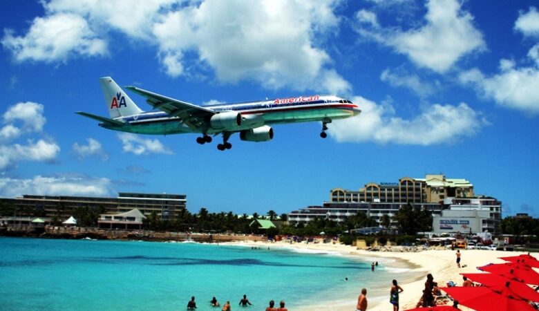 St. Maarten adasına inen bir uçak.