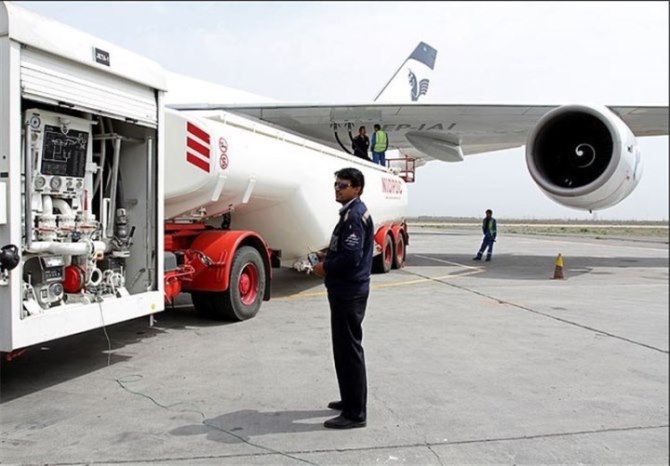 Bir Iran Air uçağına akaryakıt yükleniyor.