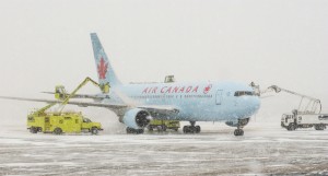 Air_Canada_deicing_montreal