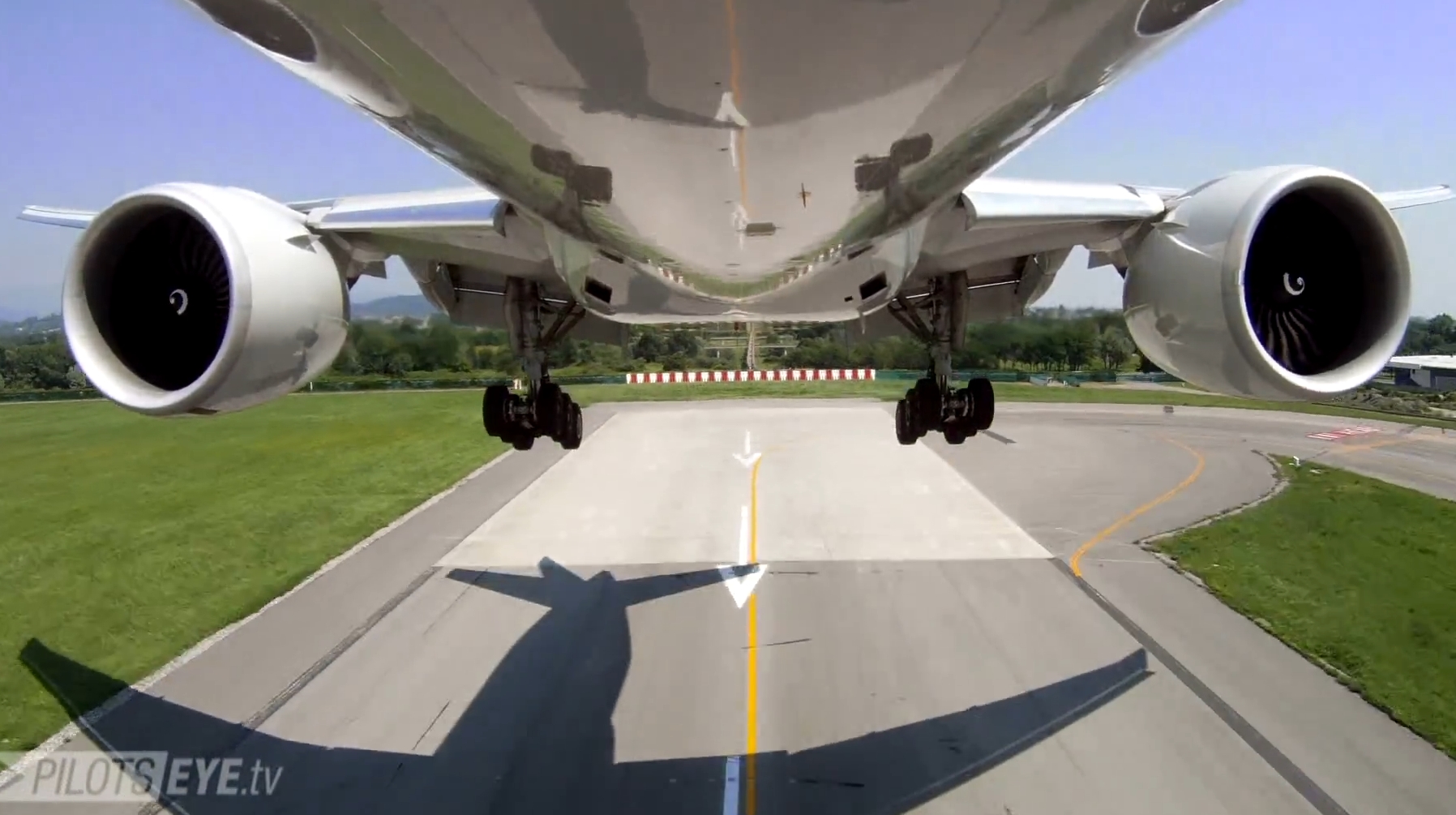 PilotsEYE.tv – Boeing 777F Arriving Bergamo