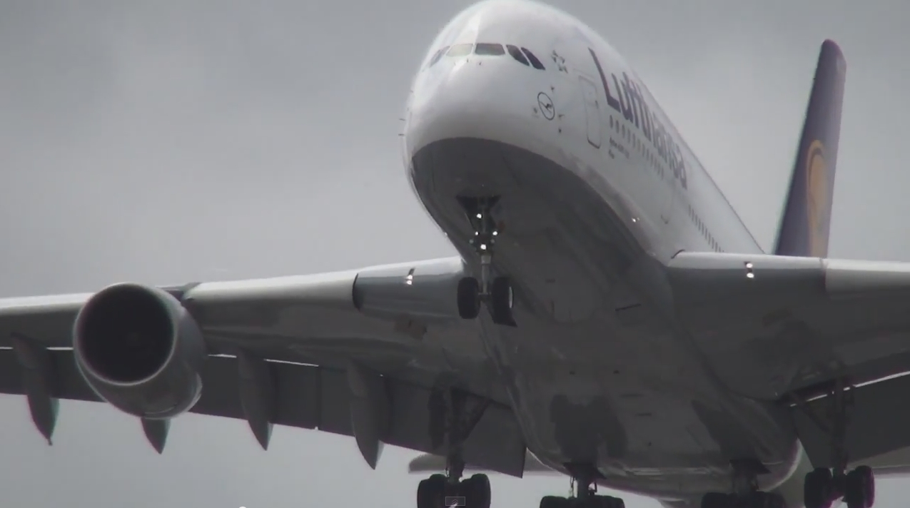 Airbus A380 Crosswind and Hard Landing at Miami