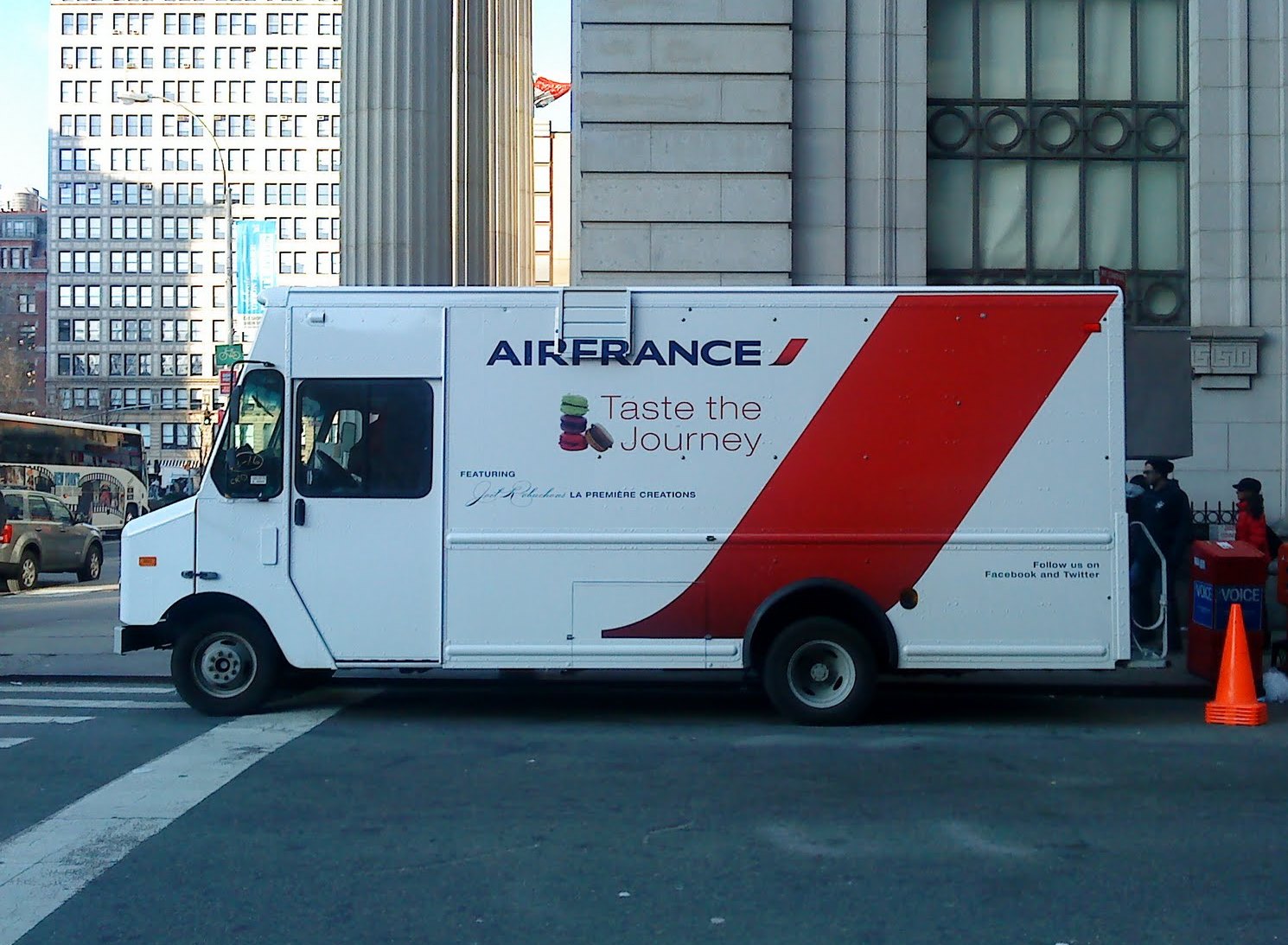 Airlines let food trucks do the promotion