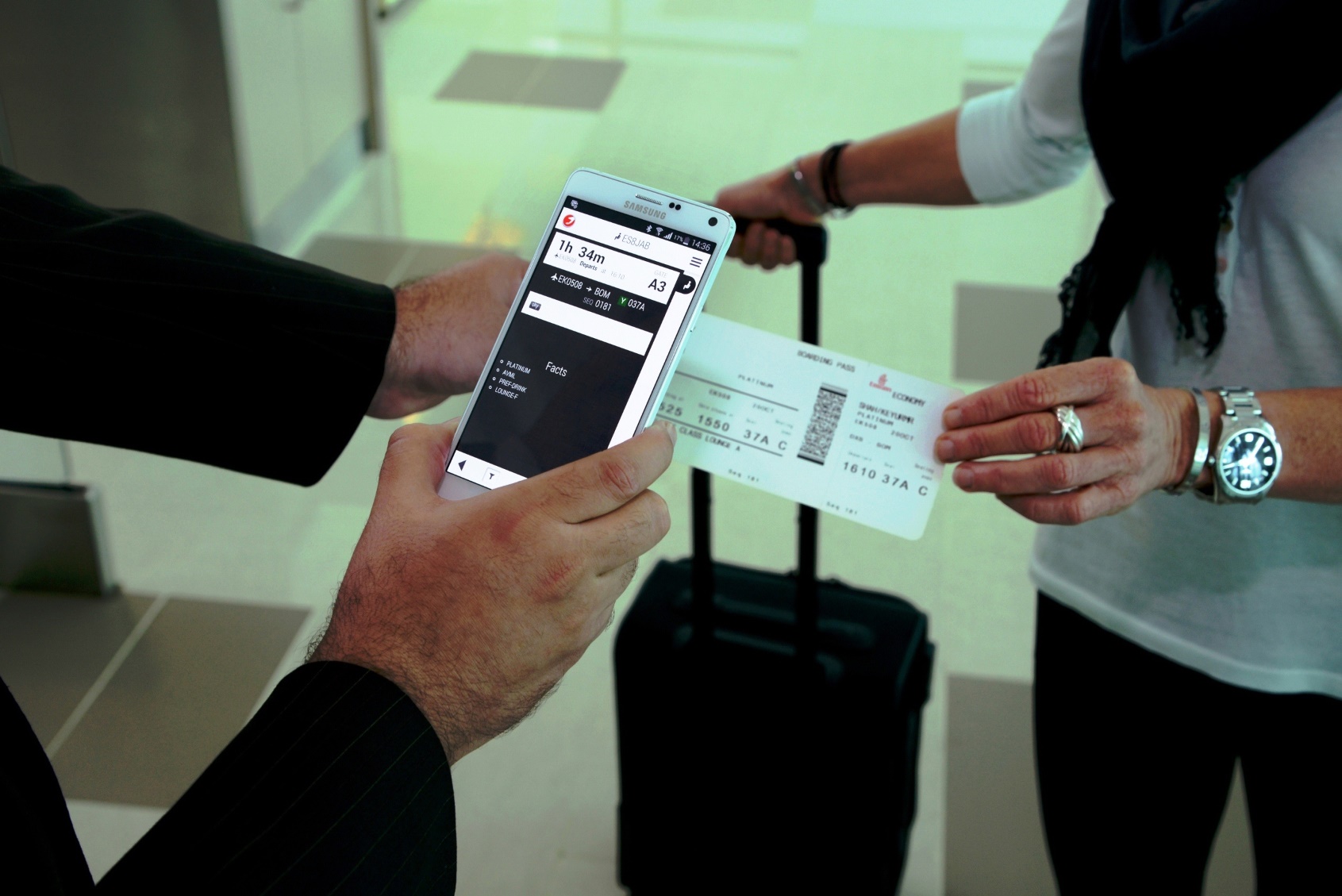 Emirates and Cebu Pacific Equip Airport Agents with Digital Devices