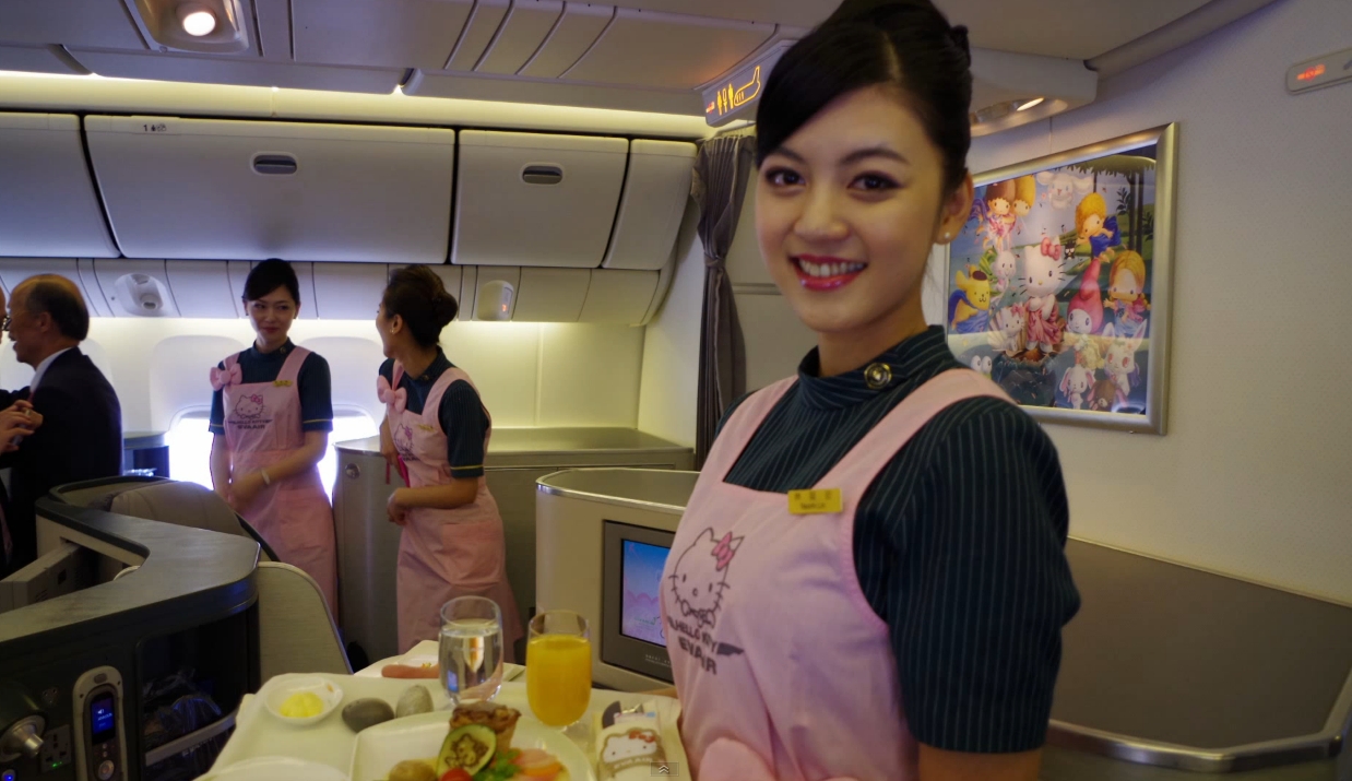 EVA AIR: First Hello Kitty Jet from Paris to Taipei