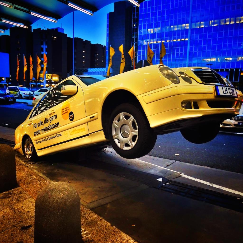 Lufthansa_Premium Economy_Ad_Mercedes_Taxi