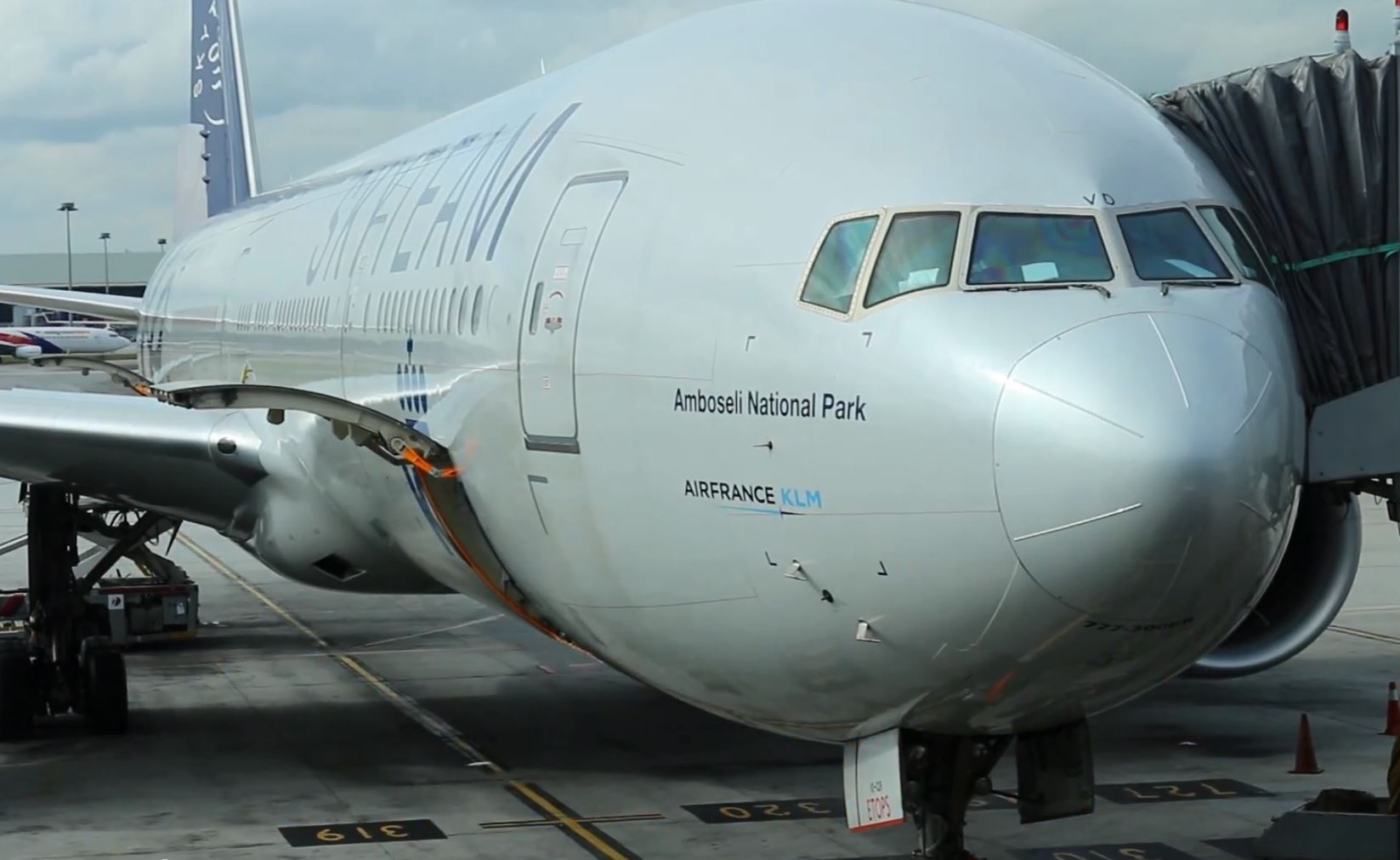 KLM B777-300ER Landing in a Tropical Storm: KL809 Flight Review Kuala Lumpur to Jakarta