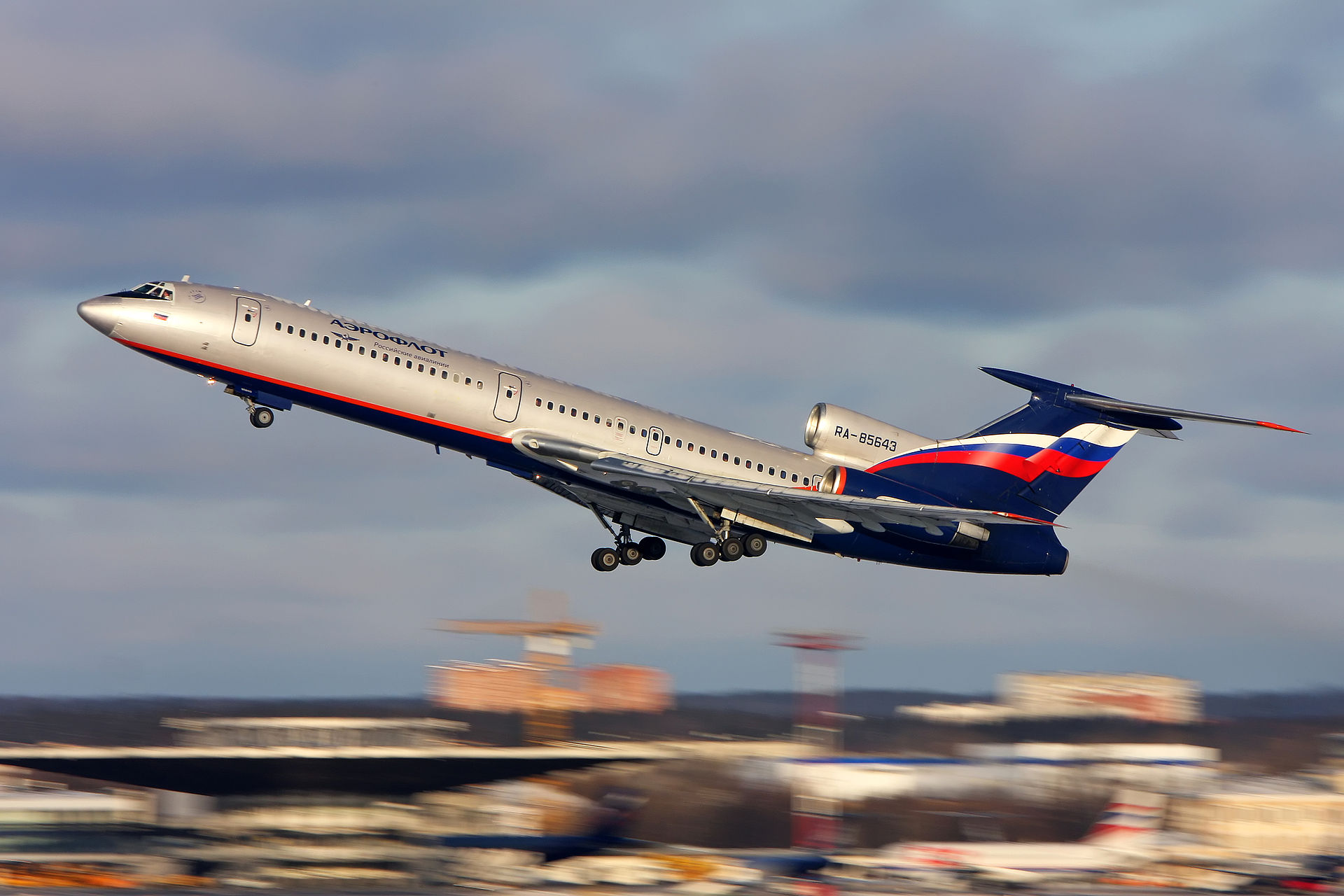 Tupolev 154 Reverses Power Before Touchdown