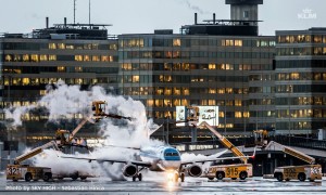 KLM_deicing_aircraft_airport_Boeing 737_winter