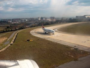 Bir THY uçağı inerken, diğeri kalkış için bekliyor. (İstanbul Atatürk Havalimanı)