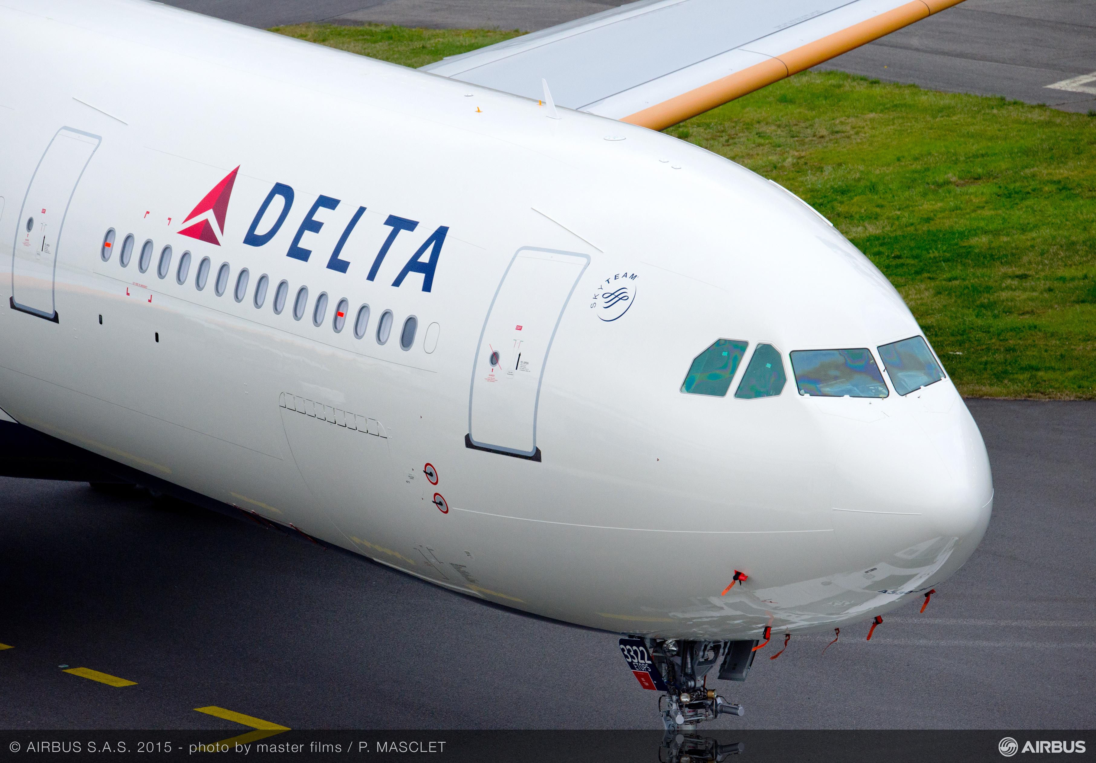 Airbus A330-300_242T_Delta_Air_Lines_roll_out_painthall_3