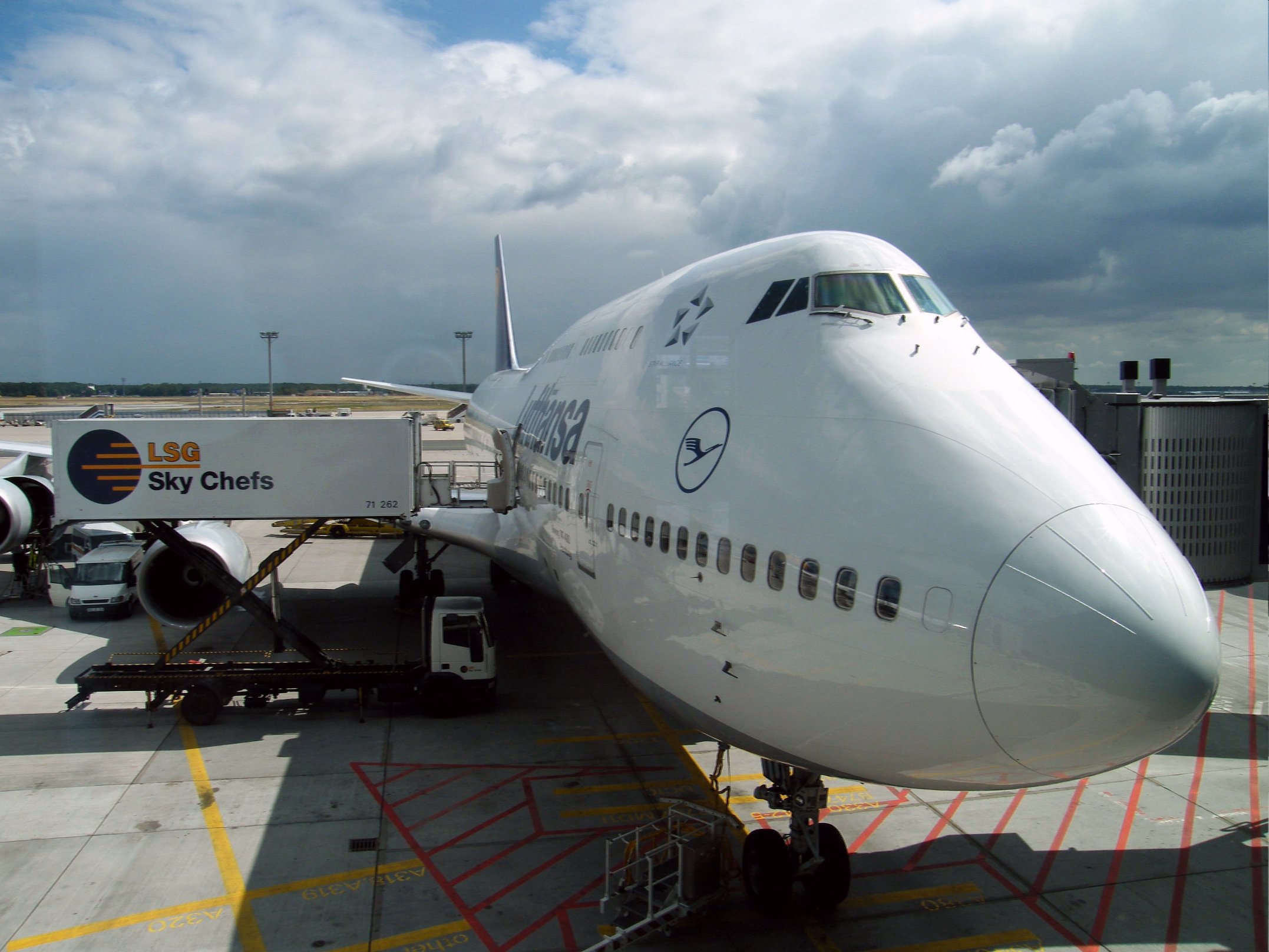 LSG Sky Chefs_Boeing_747_Lufthansa_Frankfurt_Airport