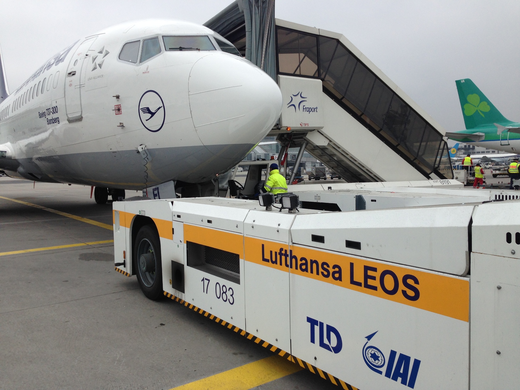 Lufthansa Boeing 737-300 Push-back by Taxibot