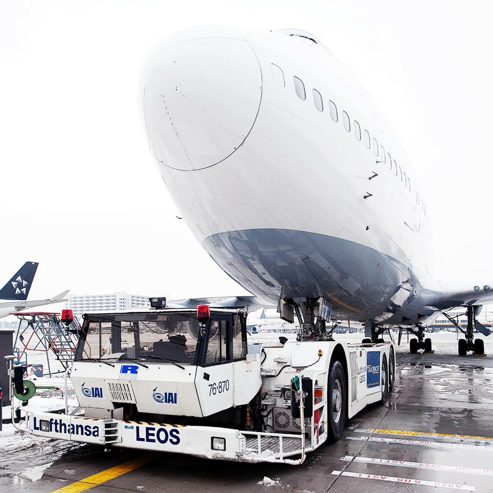 Lufthansa Boeing 737-500 Taxi by Taxibot