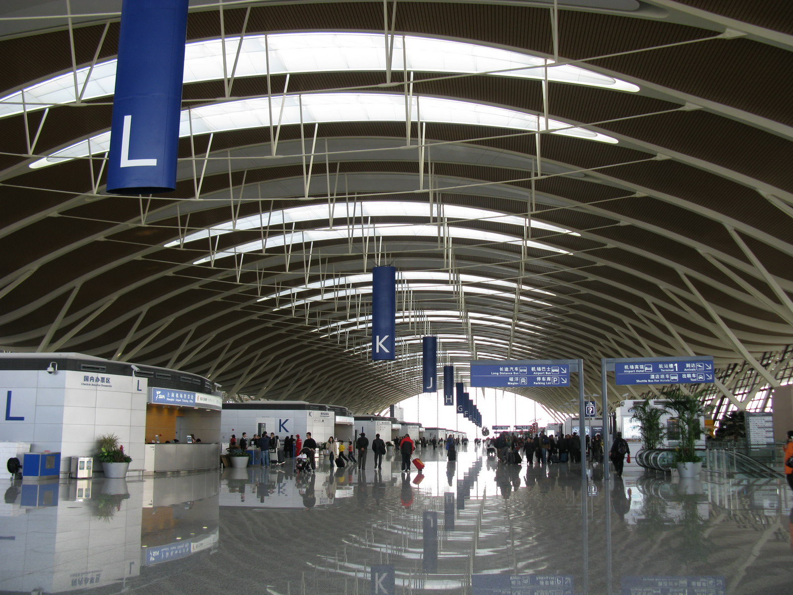Shanghai_Pudong_International_Airport_Terminal_2