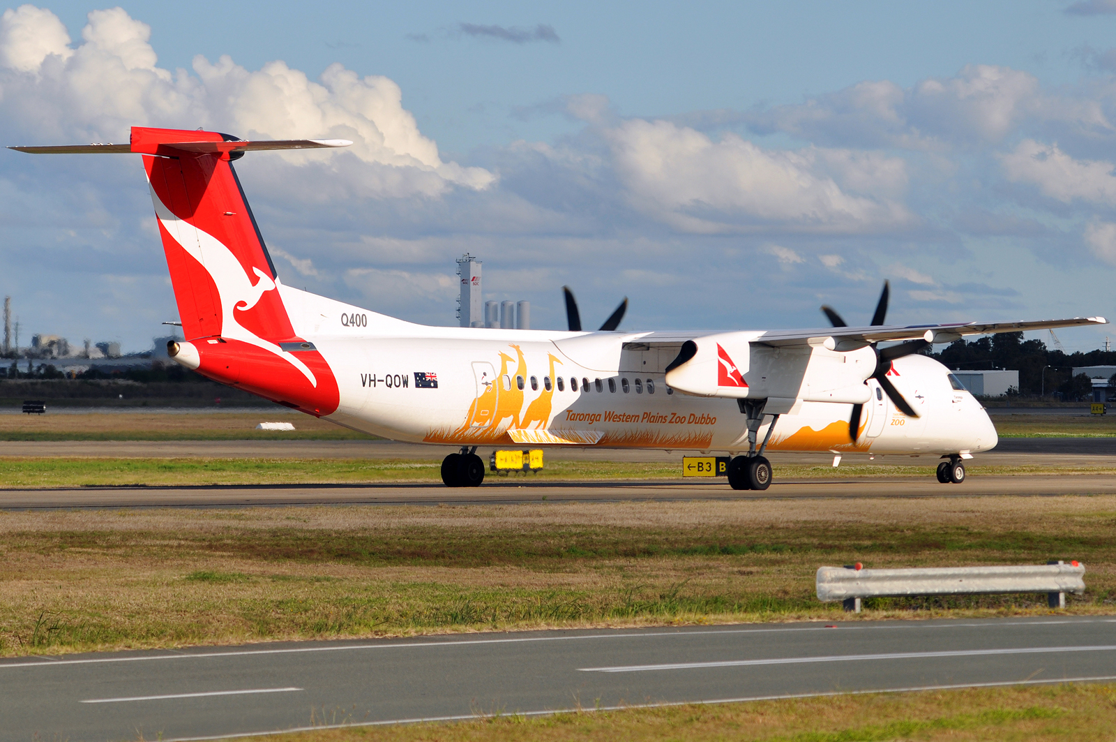 Qantas_VH-QOW_Taronga_Western_Plains_Zoo_Logo-jet_Bombardier_Dash_8