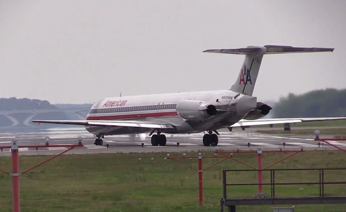 American MD80 Aborts; Delta MD80 Goes Around