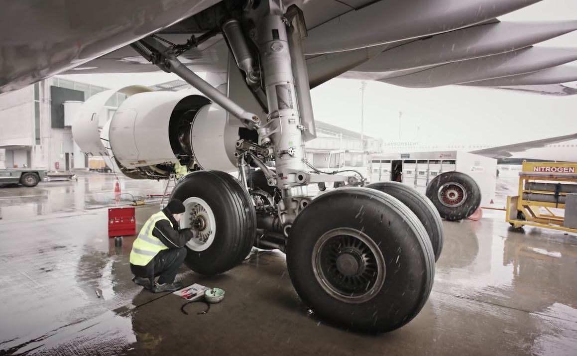 SWISS Technical Division – Changing an Airbus A330 Wheel