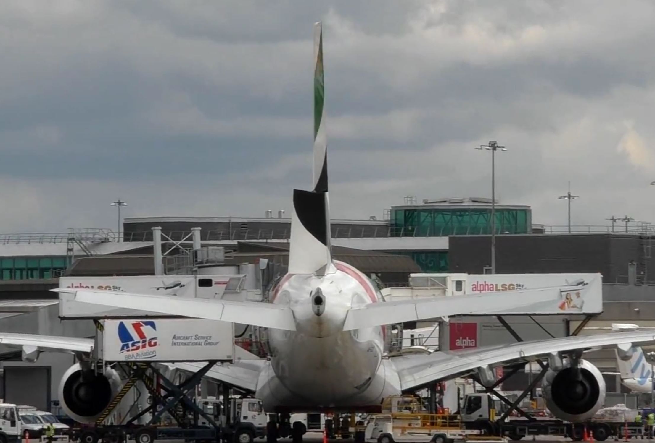 Emirates Full Gate Turnaround Timelapse EK17-EK18 Airbus A380