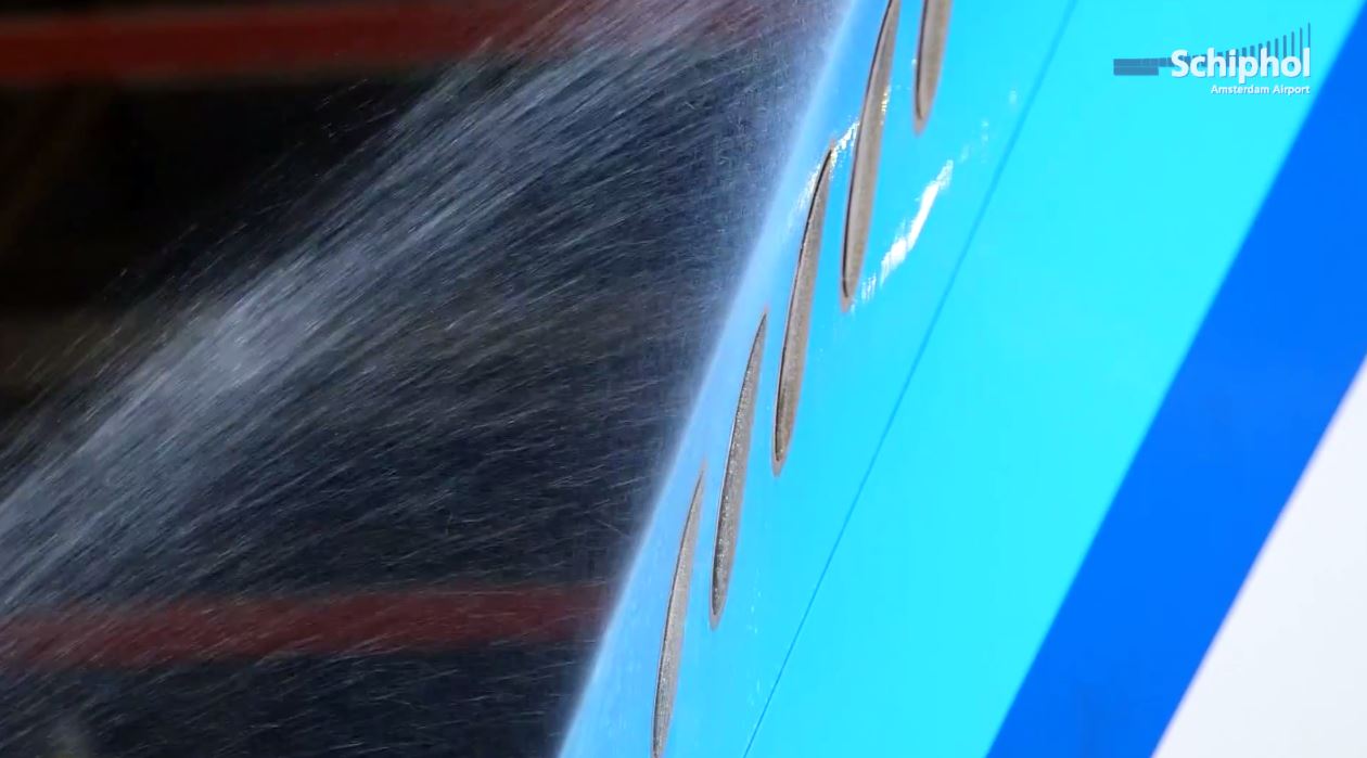 How to wash an aircraft?