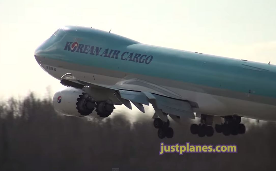 Korean Air Cargo – Go-around just above the runway