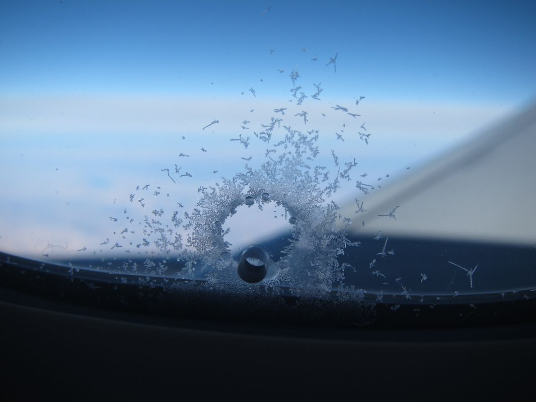 Uçak Pencerelerinin Alt Kısmındaki Delik Ne İşe Yarıyor?