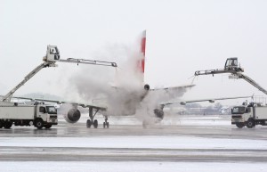 Swissport_aircraft_de-icing