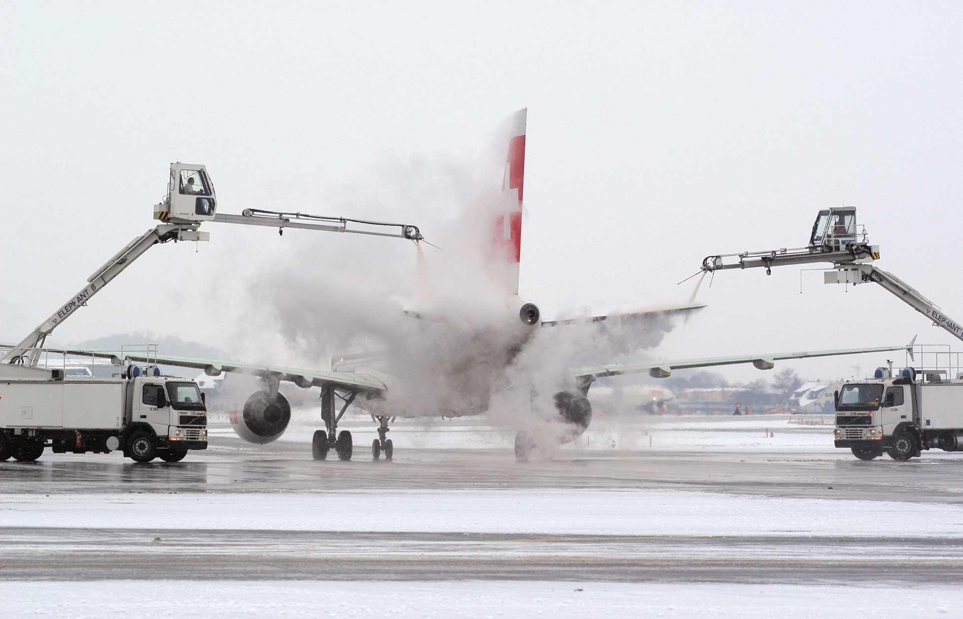 Why Planes Need To Be De-Iced