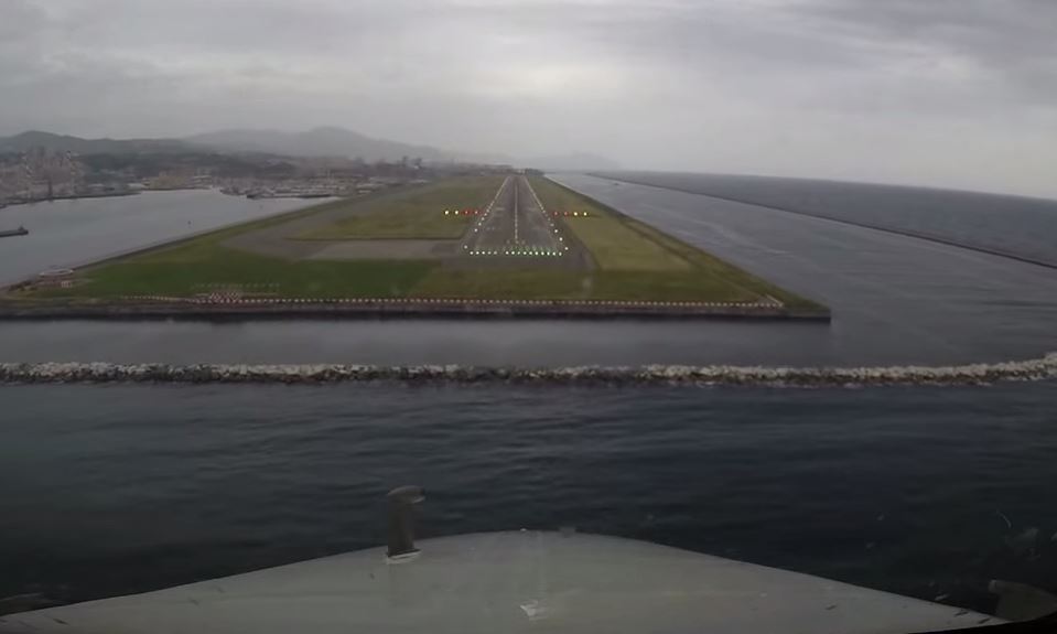 Volotea PilotCAM Boeing 717 into Genoa Airport