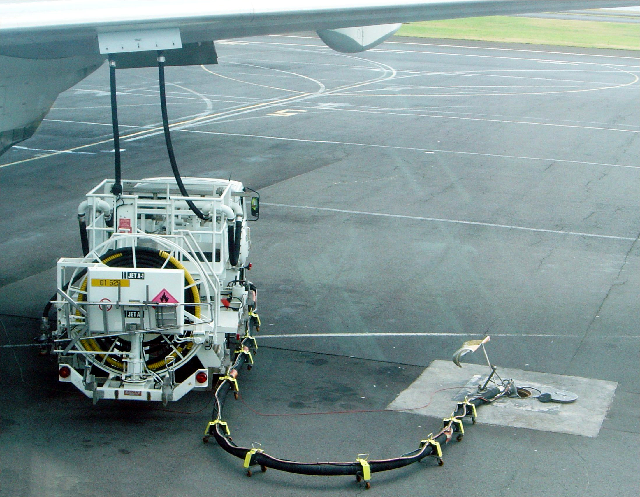 Jet_a1_truck_refueling_aircraft_yakit_ucak