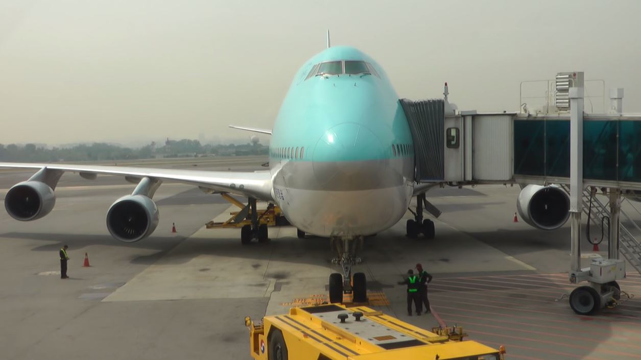 Gate Time Lapse of a Korean Air Boeing 747