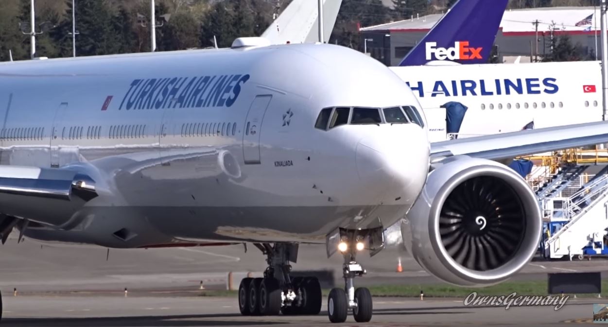 2 Turkish Boeing 777’s Depart Together for Istanbul Delivery Flight