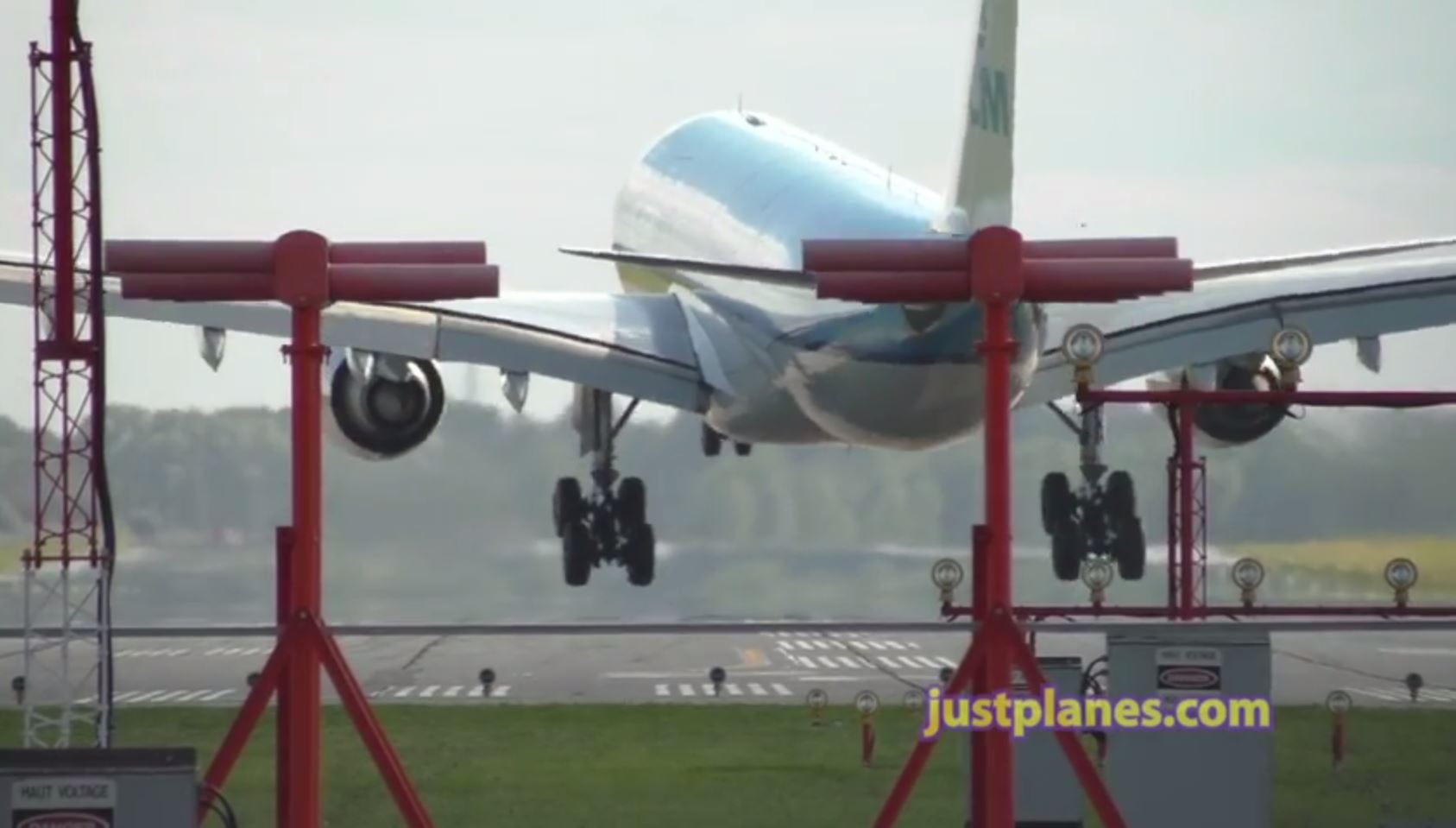 KLM A330 almost ends up in grass after landing