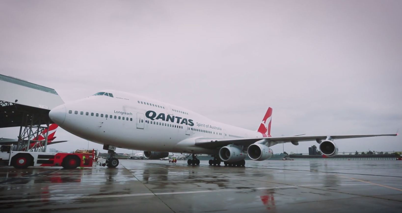 Qantas transports a fifth engine on a Boeing 747