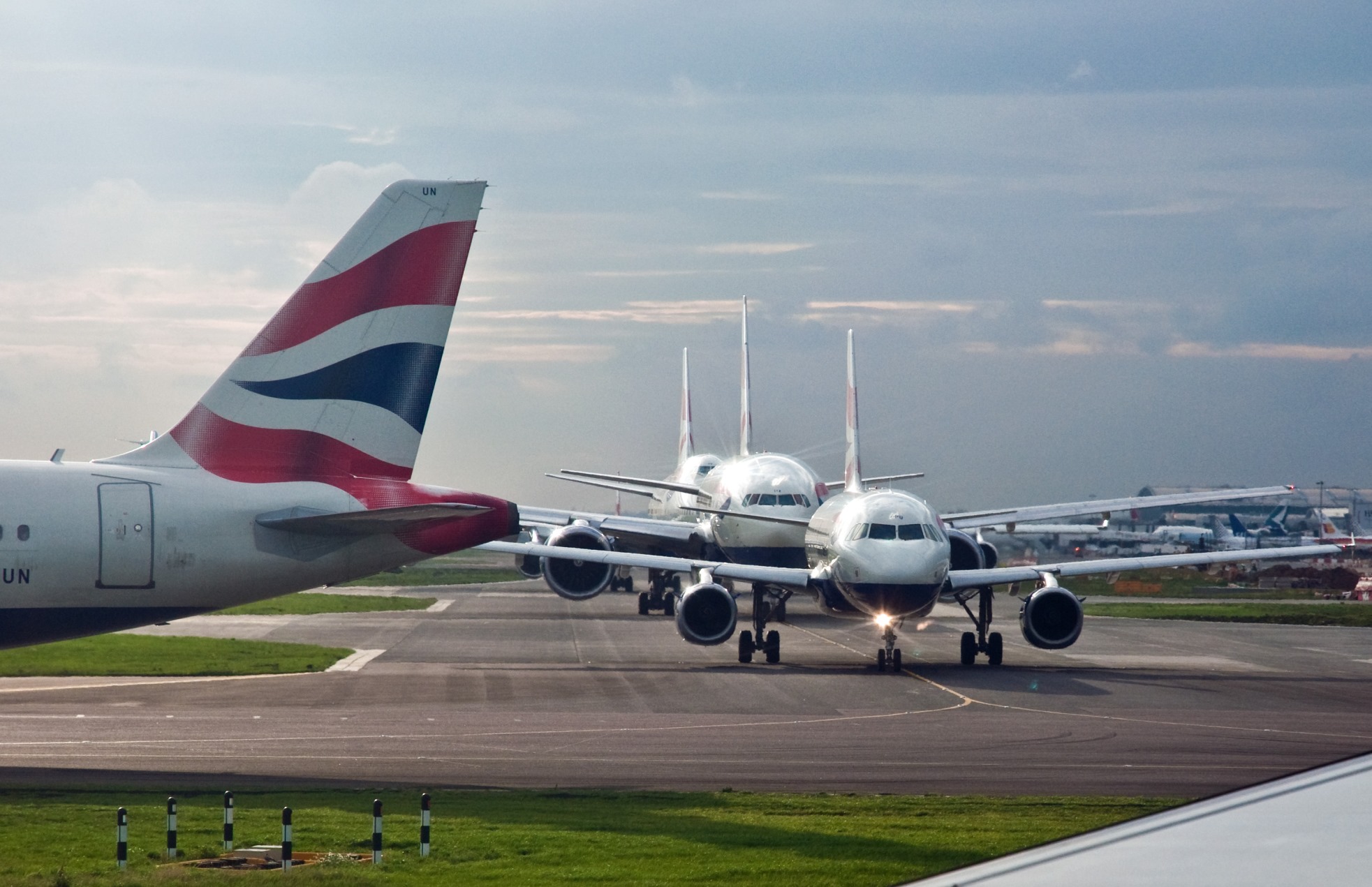 Ucak_taksi_kuyruk_Take_off_queue_London_Heathrow,_10_Sept._2010_PhillipC