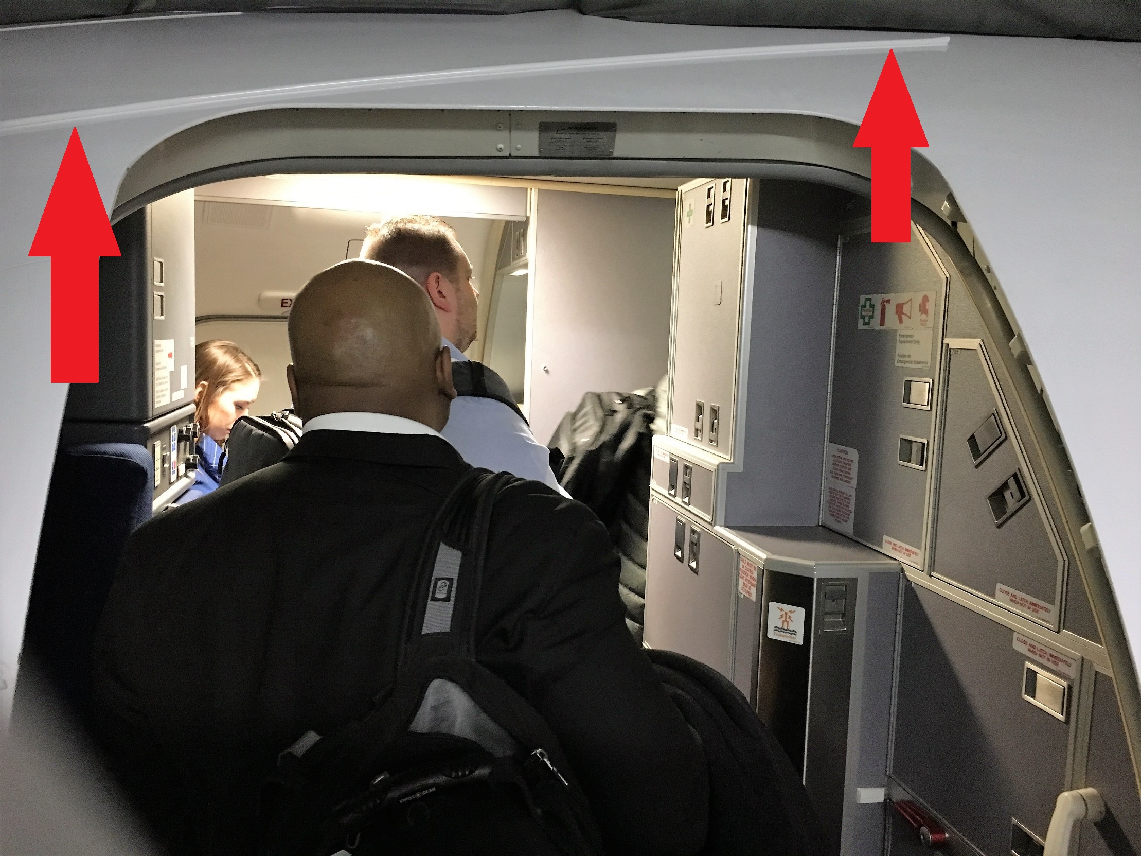 Uçak Kapısının Üstündeki Metal Şerit Ne İşe Yarar?