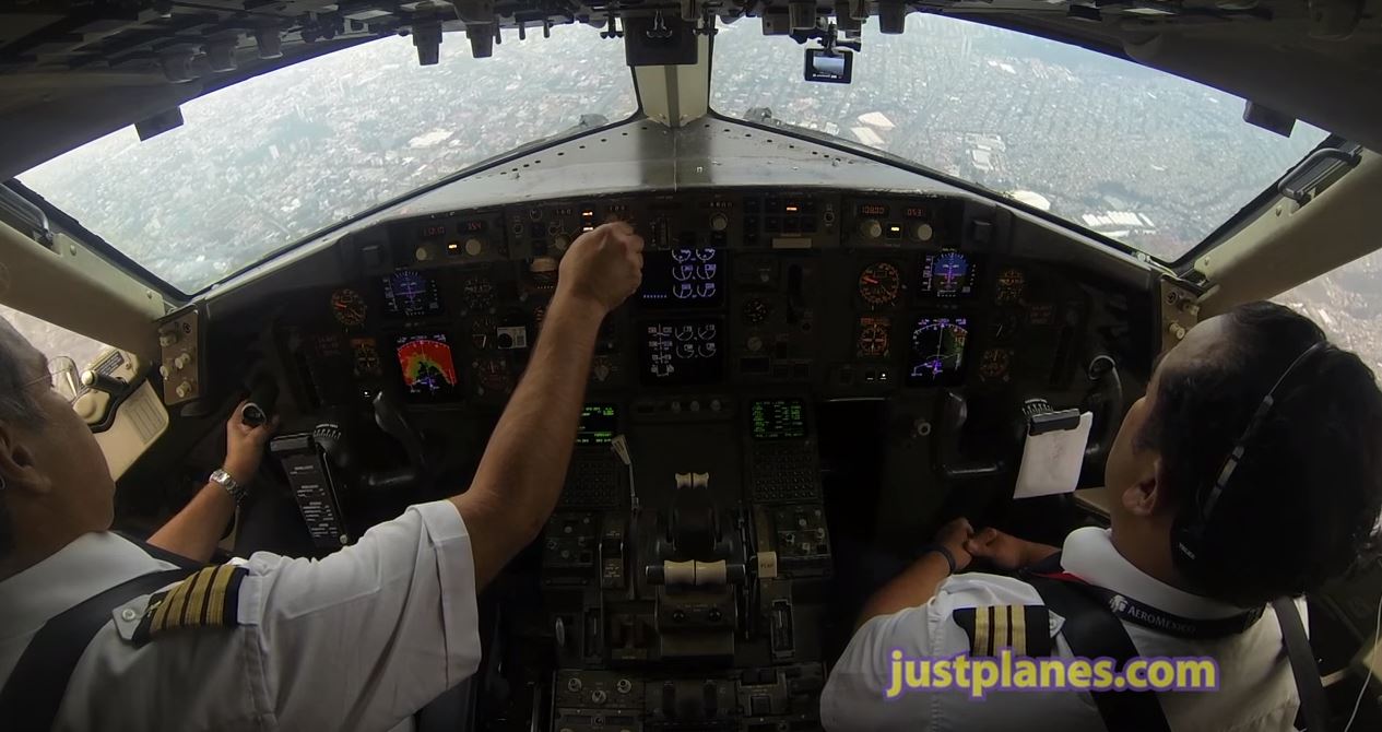 Aeromexico – Heavy Rain on Final @ Mexico City