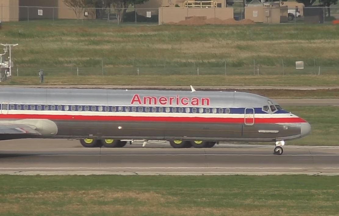 American Airlines MD80 – Emergency including Low Pass