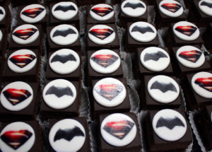THY_Turkish Airlines_Batman_Superman_movie_inflight cake