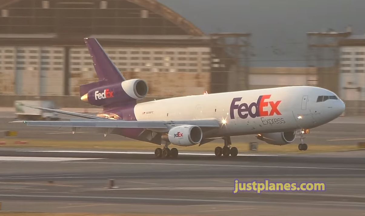 FedEx DC-10F: Cool approach & hard landing at JFK