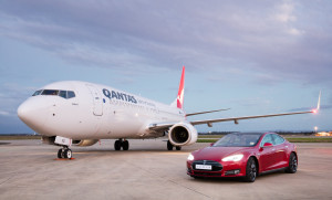Qantas_Boeing 737_aircraft_Tesla_Model S P90D_electric car_001
