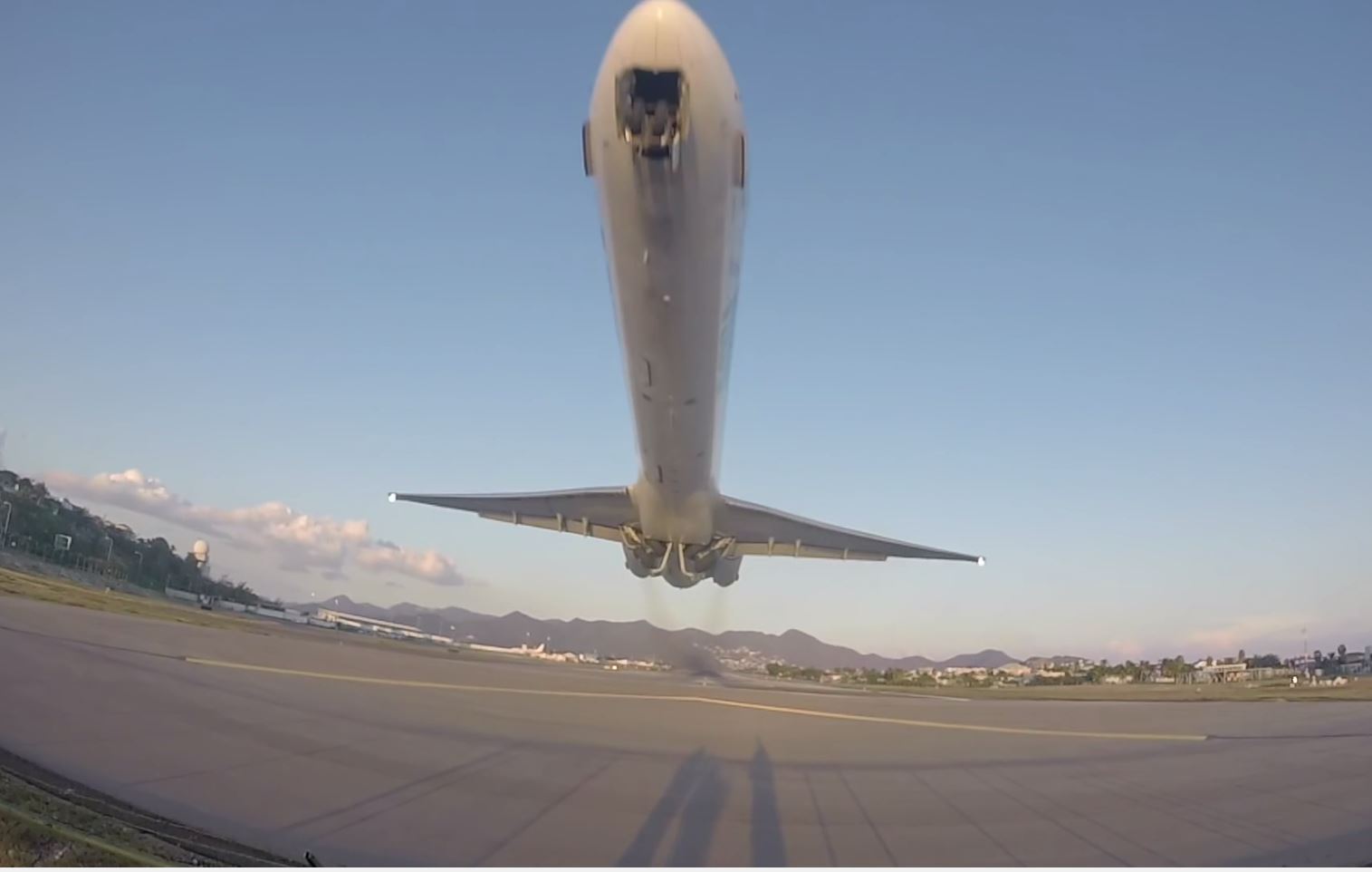 Insanely Low MD-80 Take-off from St.Maarten
