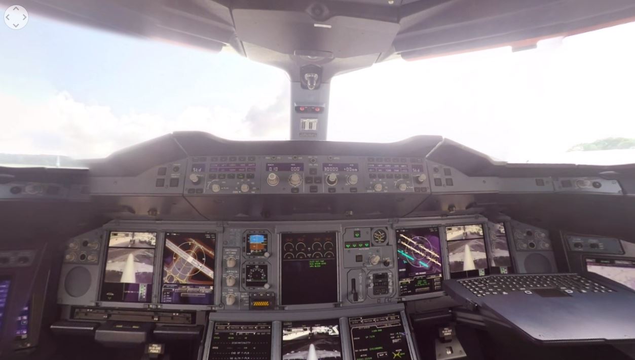 360° Cockpit tour of Emirates Airbus A380