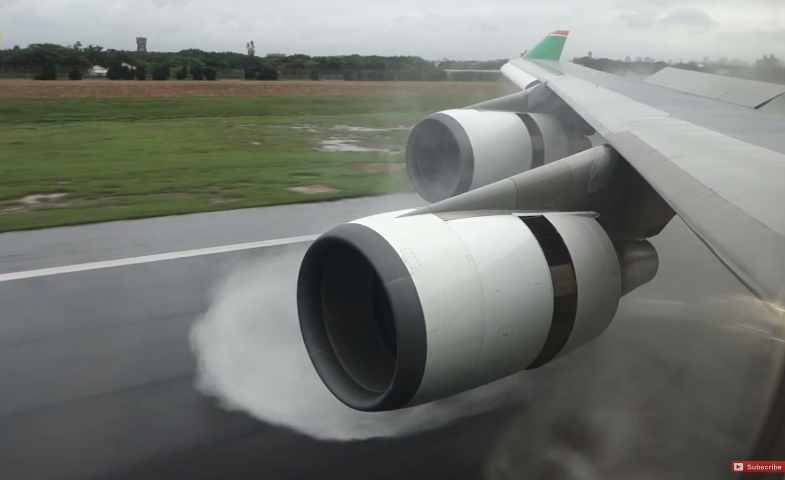 Boeing 747-400 Mega Splash during thrust reverse