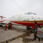 Comac ARJ21-700, yaptığı ilk resmî yolcu seferinin ardından Şanghay Havalimanı'nda görülüyor (28 Haziran 2016)